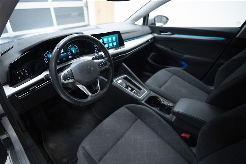 Volkswagen Golf 1,5 eTSI DSG KAMERA VÝHŘEV ČR - fotka 40 z 45