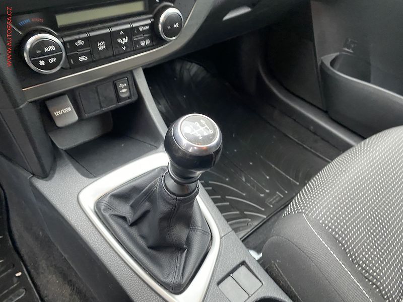 Toyota Auris (2014) 1.6, +kola - fotka 15 z 18
