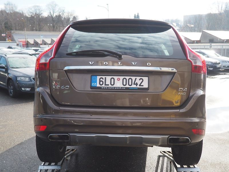 Volvo XC60 (2015) 2.4D D4 AWD - fotka 3 z 34