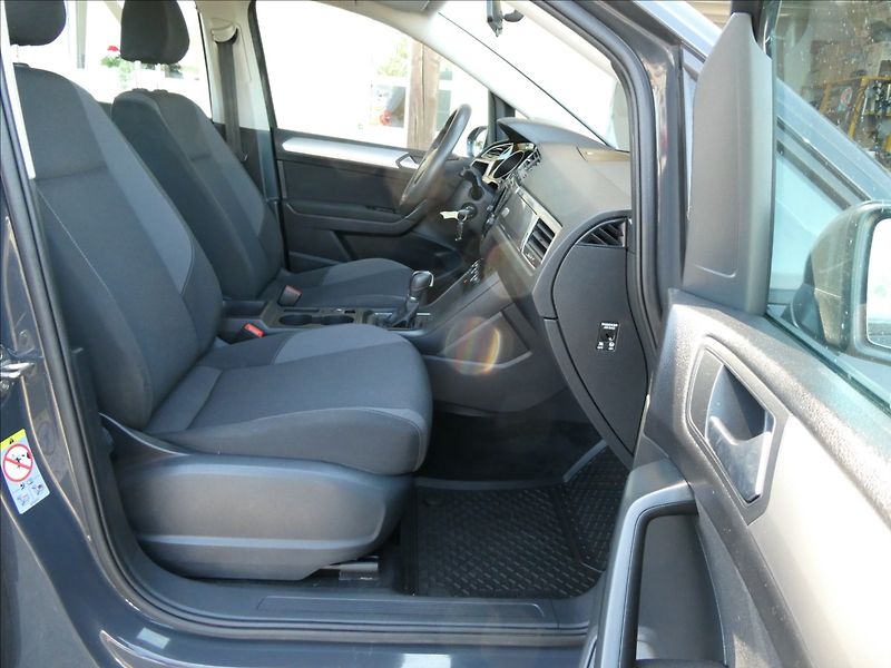 Volkswagen Touran 1,6 TDi DSG 7.míst,1maj.,závěs - fotka 23 z 35