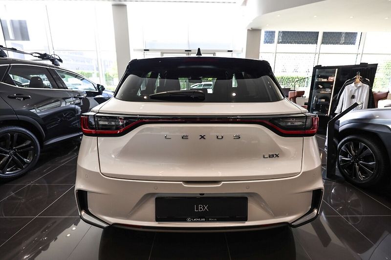 Lexus LBX 1.5L HEV EMOTION TECH - fotka 5 z 13
