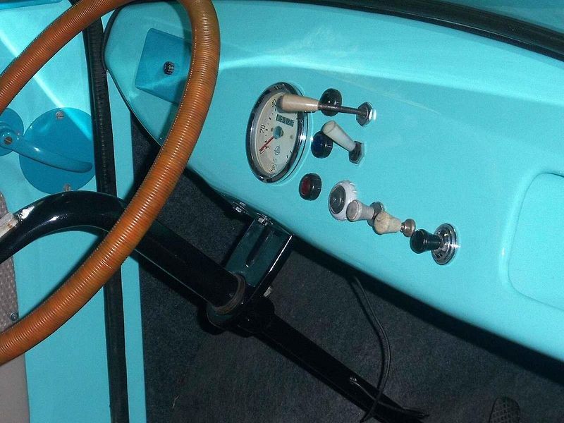 Počítalo se s tím, že to bude malé lidové vozítko za solidní peníze. Polské malé auto Mikrus MR-300, které se vyrábělo v letech 1957 až 1960.