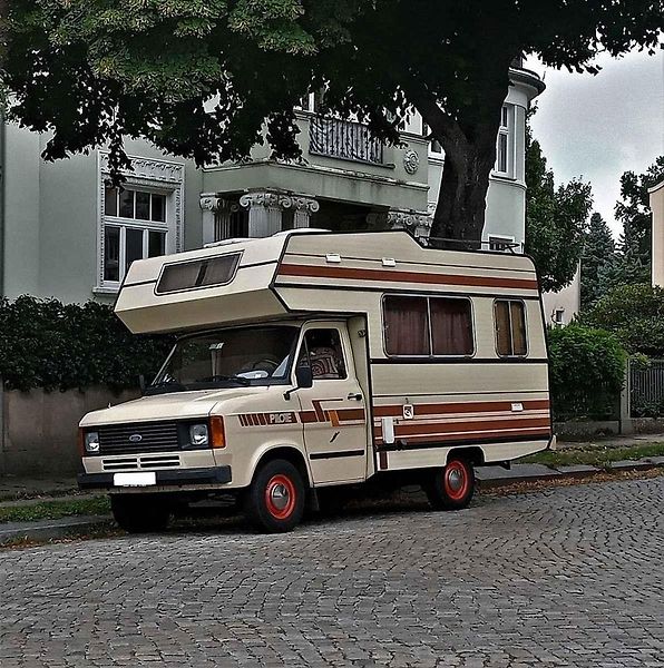 Legendární Ford Transit si zahrál hlavní roli v nové rodinné komedii. Na snímku je herec Lukáš Příkazký při natáčení jedné ze scén.