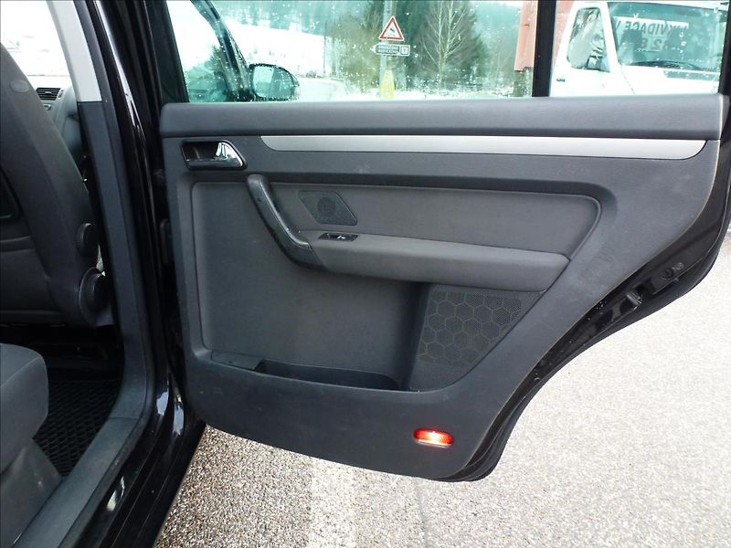 Volkswagen Touran 2,0 TDI 6rychl,TZ,Klima,7míst - fotka 22 z 45