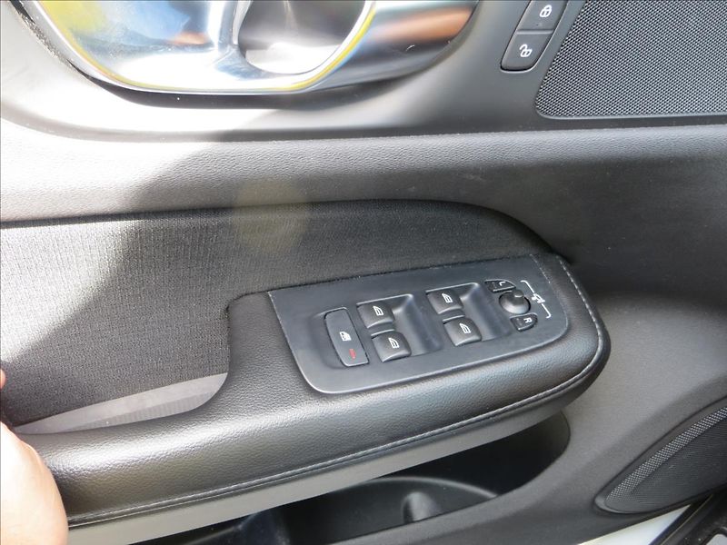 Volvo V60 2,0 D 145kW Momentum mHEV AUT - fotka 11 z 23