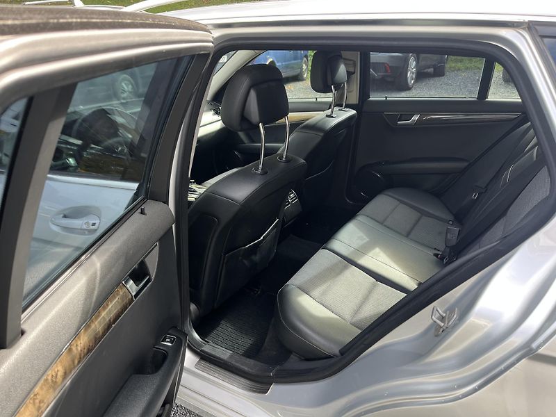 Mercedes-Benz Třídy C (2008) 320 CDi 165 Kw 4MATIC  - fotka 10 z 20