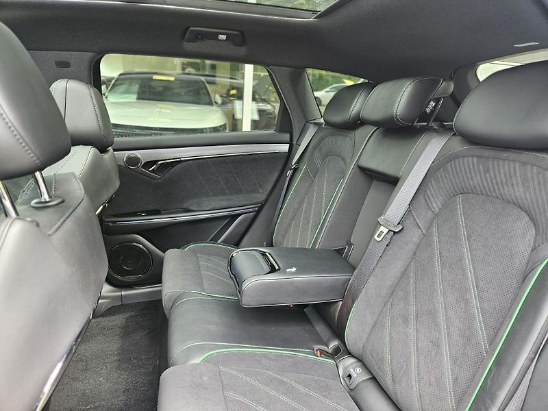 Voyah FREE 318 REV (2025) REV 318 AWD Hybrid - fotka 14 z 16