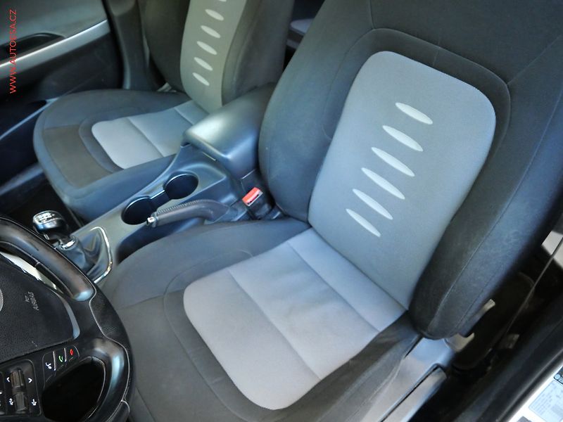 Kia Ceed (2013) 1.6GDi, ČR, AC, park.čidla - fotka 9 z 22