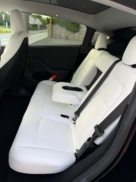 Tesla Model Y (2023) - fotka 13 z 23