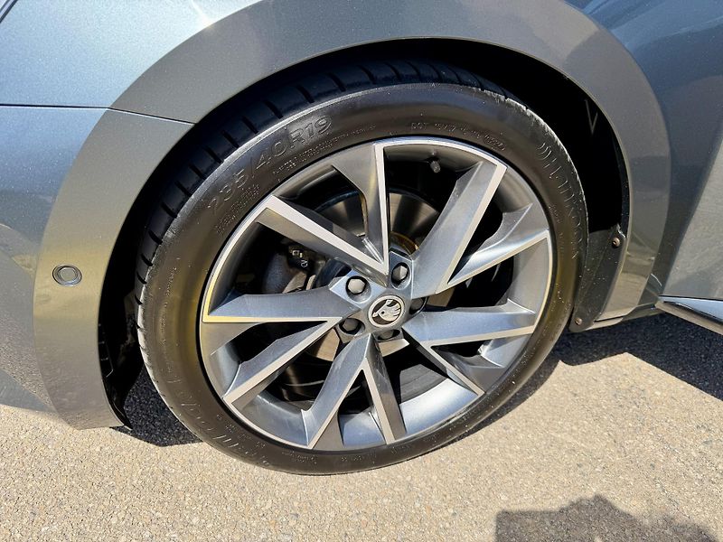 Škoda Superb (2018) 2.0 TDI 140kW DSG 4x4 SPORT!!! - fotka 10 z 32