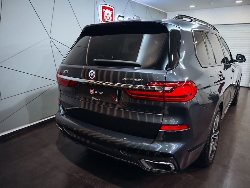 BMW X7 xDrive40i - fotka 6 z 32