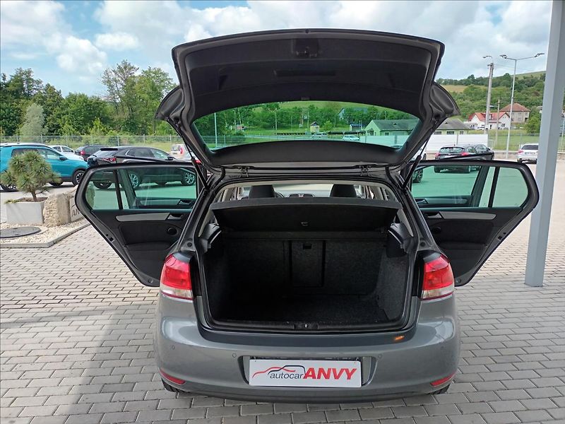 Volkswagen Golf 1,2 TSI,SERVIS,VÝHŘEV,PARKING - fotka 18 z 44