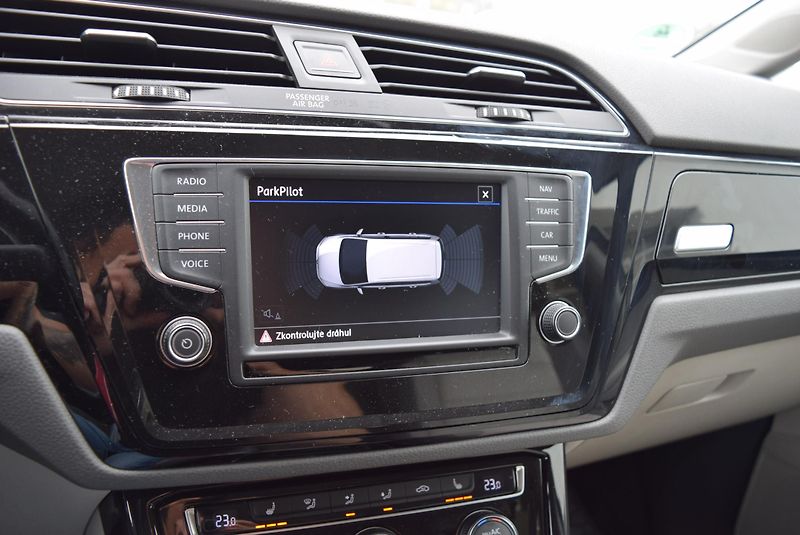 Volkswagen Touran (2017) 1.4TSI 110kw HIGHLINE 7M TAŽNÉ - fotka 30 z 50
