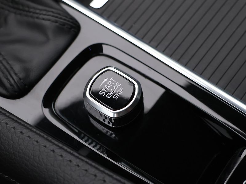 Volvo V90 2,0 T5 184kW Momentum CZ DPH - fotka 25 z 36