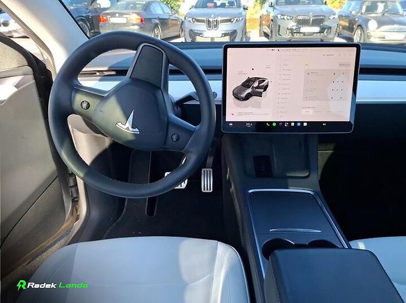 Tesla Model Y (2023) Quicksilver, Bílý interiér - fotka 7 z 11