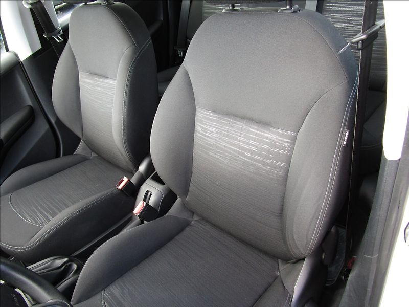 Peugeot 208 1.0i - fotka 13 z 40