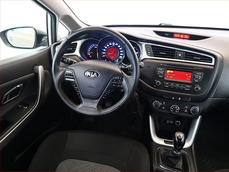Kia Ceed (2016) Silver 1.6 GDI, Serv.kniha - fotka 7 z 14
