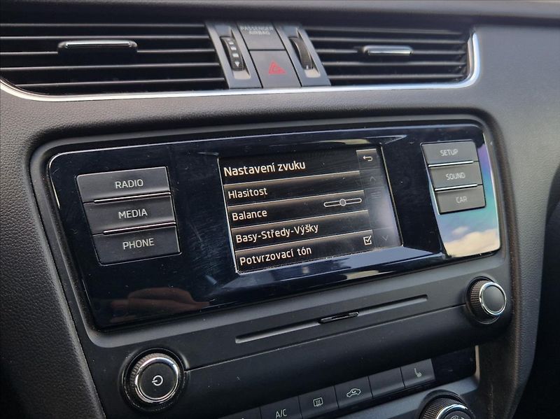 Škoda Octavia 1,6 TDI VÝHŘEV NEZ.TOPE XENONY - fotka 27 z 34