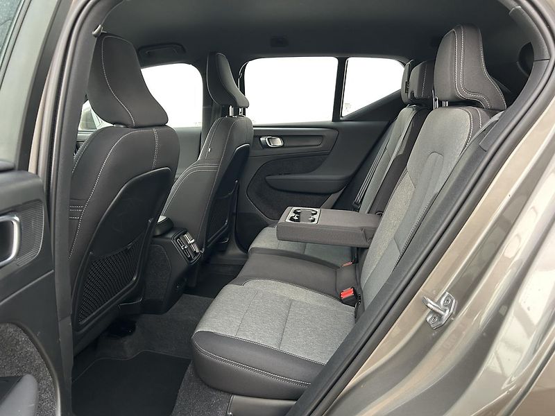 Volvo XC40 2.0  B4 Momentum Pro - fotka 11 z 31