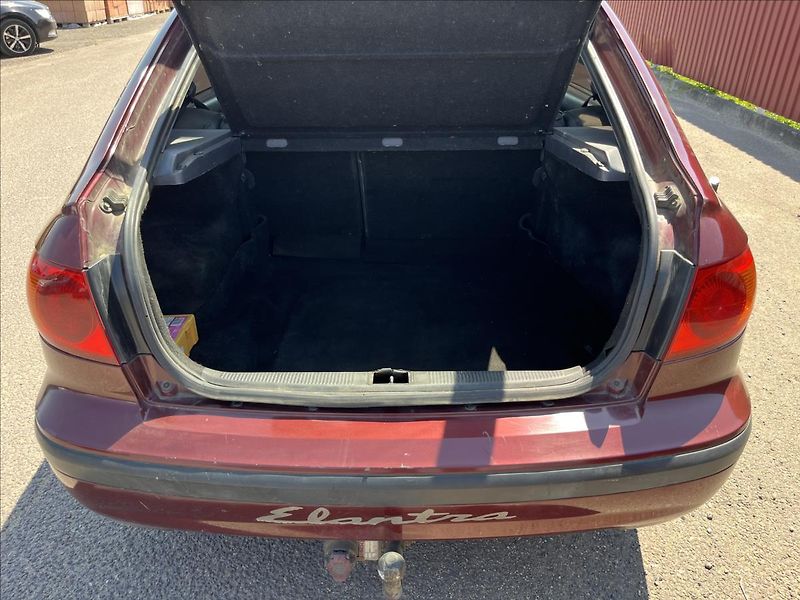 Hyundai Elantra 2,0 CRDi KLIMA TAŽNÉ STK 12/27 - fotka 26 z 29