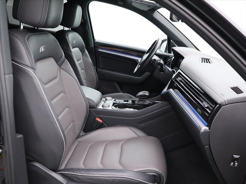 Volkswagen Touareg 3,0 TSI 250 kW 4x4 CZ R-line - fotka 12 z 29