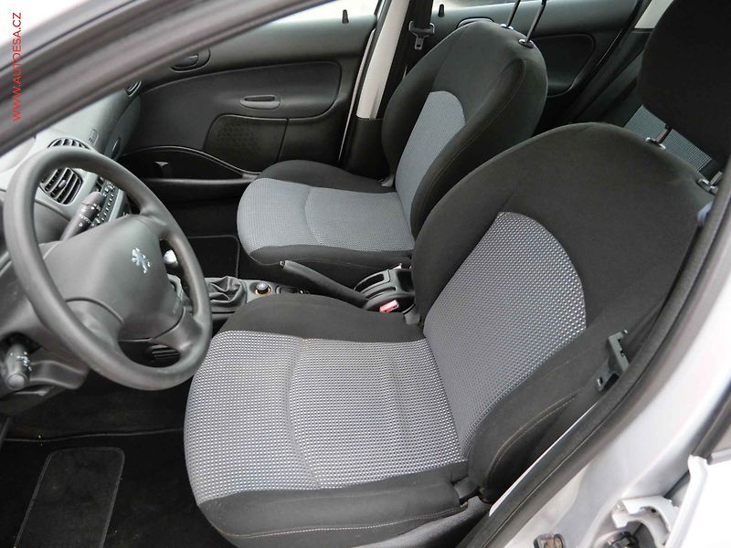 Peugeot 206 (2003) 1.4HDi, 2.maj,ČR, AC, tažné - fotka 8 z 12