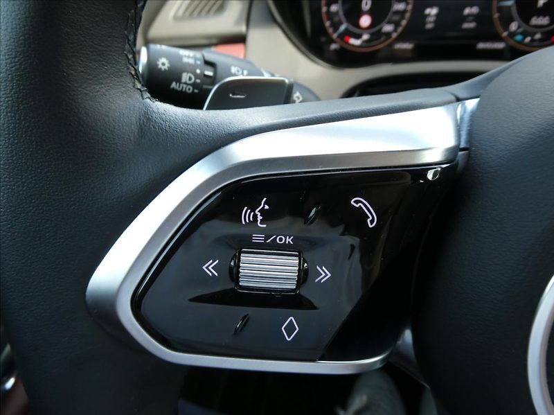 Jaguar E-Pace 2,0 D165,R-Dyn SE,1.maj,ČR,zár - fotka 23 z 38