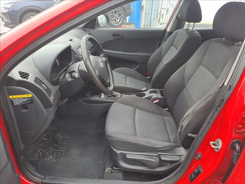 Hyundai i30 1,4 i - fotka 5 z 13