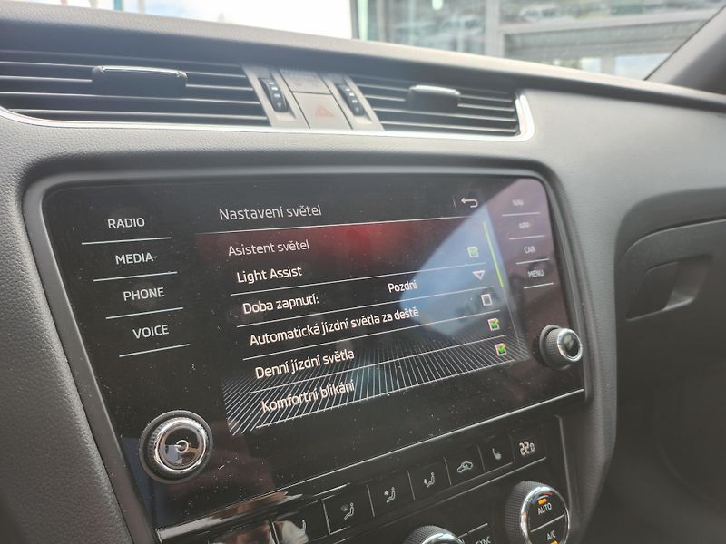 Škoda Octavia RS 2.0 TDI 135kw DSG 4X4 Combi - fotka 16 z 25