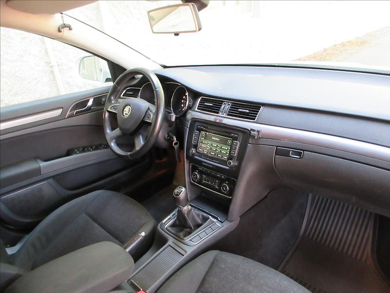 Škoda Superb 2,0 TDi 103 Kw, Xenon, Vyhř. N - fotka 14 z 28