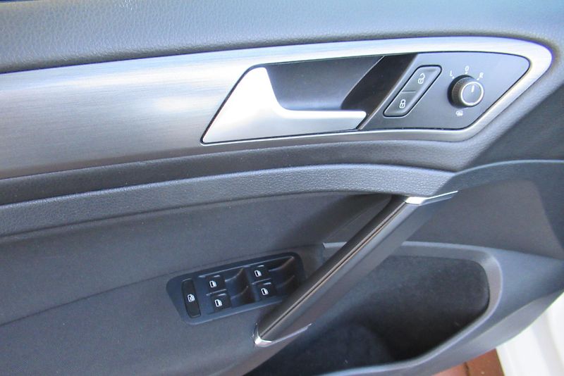 Volkswagen Golf 1.6 TDi AUT.KLIMA VYHŘ.SEDAČKY - fotka 16 z 32