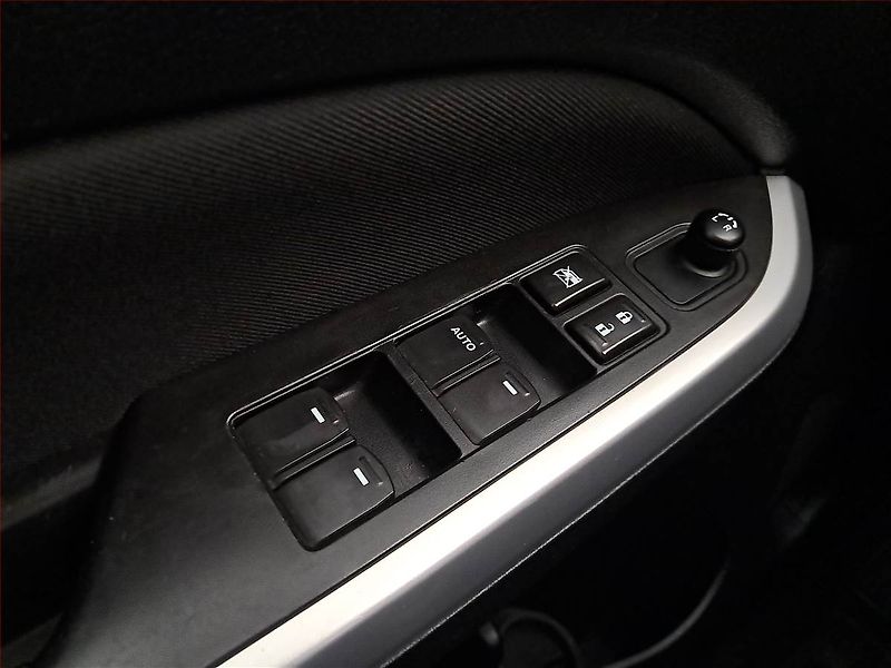 Suzuki Vitara (2015) 1.6 VVT, 4X4, Navi, Tempomat - fotka 16 z 18