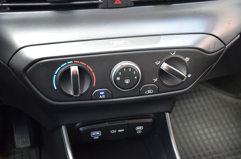 Hyundai i20 (2024) 1.2i 62kW / ČR / 8.000km - fotka 28 z 37