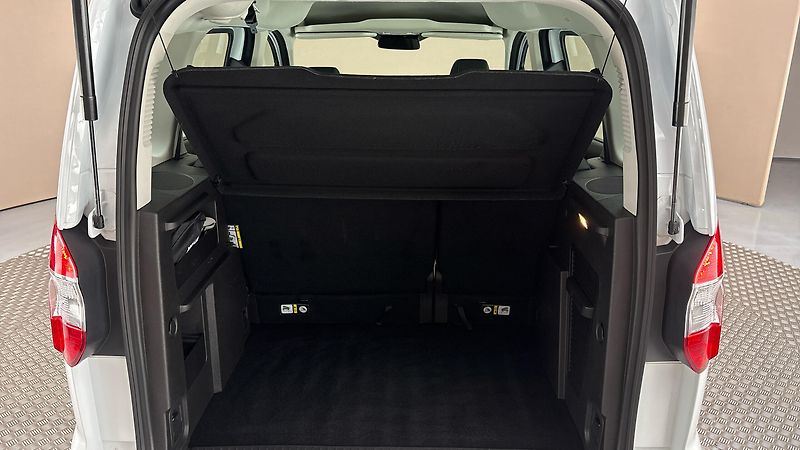 Ford Tourneo Courier 1.5 TDCI Trend - fotka 17 z 21
