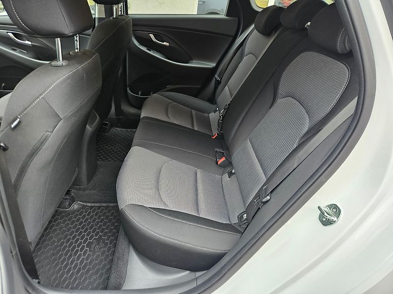 Hyundai i30 1,5i, Comfort 16, 1.majitel - fotka 27 z 32