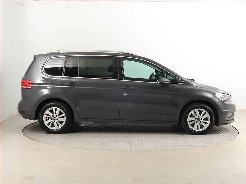 Volkswagen Touran (2023) 2.0 TDI - fotka 6 z 18