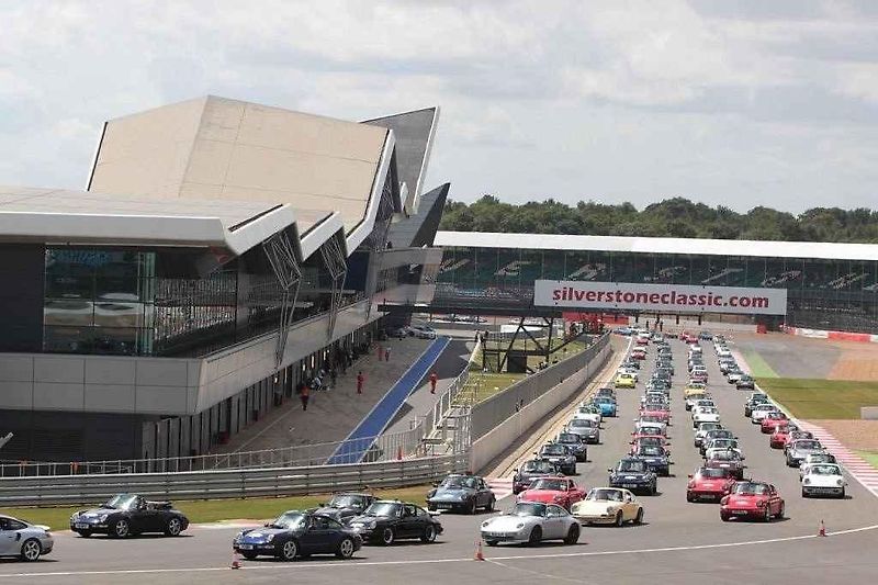 Na okruhu v Silverstone se ukázalo 1 208 vozů Porsche 911.