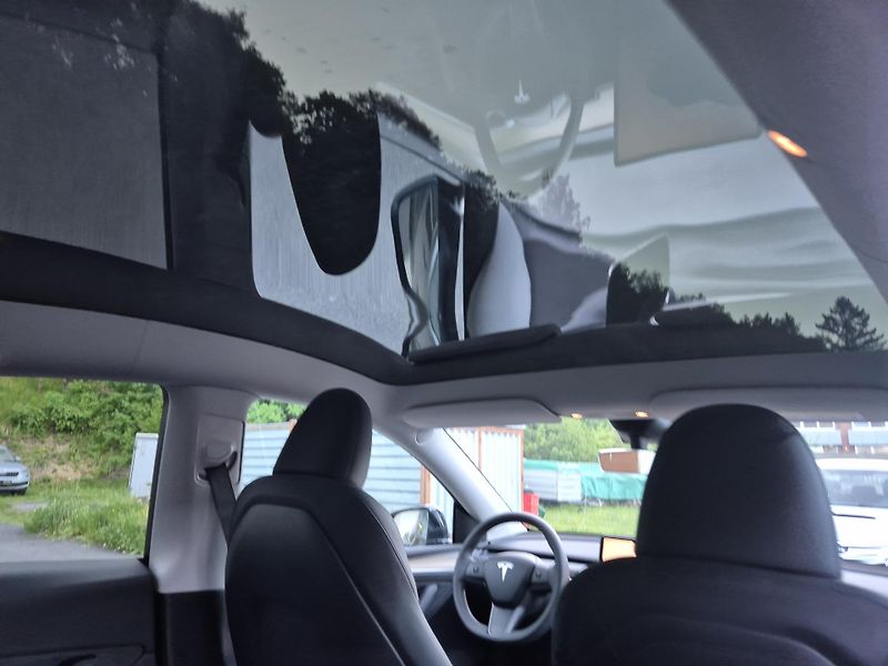 Tesla Model Y RWD 220kw 19ALU SOH 95% - fotka 45 z 49
