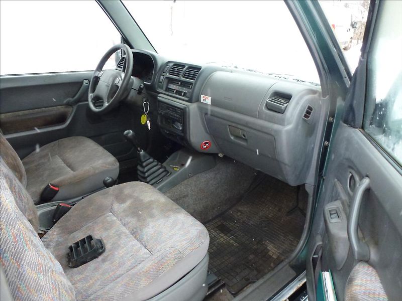 Suzuki Jimny 1,3 16v 4x4 Off Road, Na oprav - fotka 16 z 29