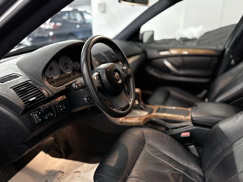 BMW X5 (2005) 4.8 IS V8,JEDINEČNÁ MOTORIZACE - fotka 11 z 33