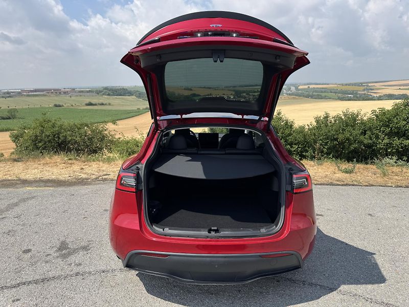 Tesla Model Y Standard Range LFP SOH 91% - fotka 19 z 26