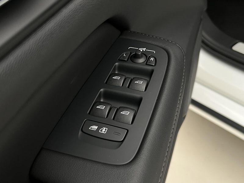 Volvo V60 B4 DARK PLUS AUT - fotka 44 z 46