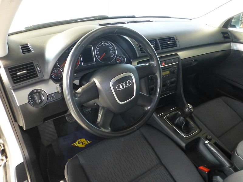 Audi A4 (2006) 1,6I**DIGIKLIMA**ALU**TAŽNÉ - fotka 12 z 25