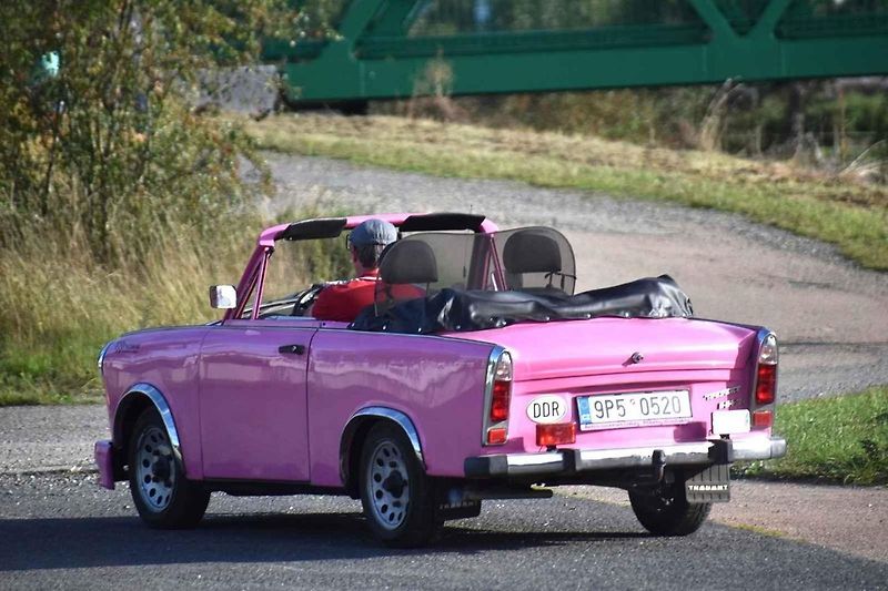 Trabant Cabrio, zejména v takovéto růžové barvě, budí zaslouženou pozornost.