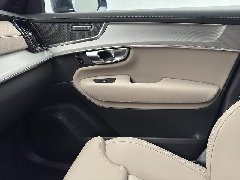 Volvo XC90 B5 AWD CORE CZ REZERVACE - fotka 27 z 44