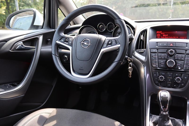 Opel Astra Opel Astra J Sports Tourer 1.7 - fotka 39 z 54