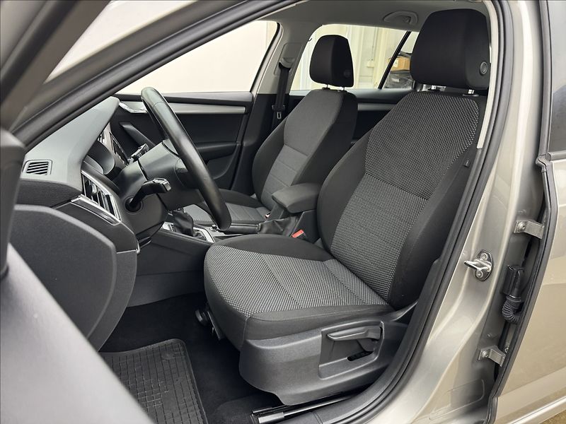 Škoda Octavia 1,6 TDi 6ST. MAN. NAVI SENZORY - fotka 28 z 33