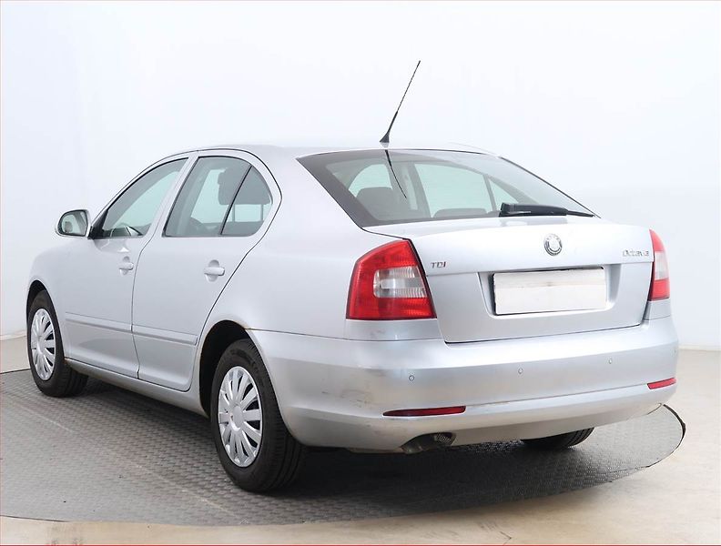 Škoda Octavia (2009) 2.0 TDI, po STK, rezervace - fotka 4 z 14