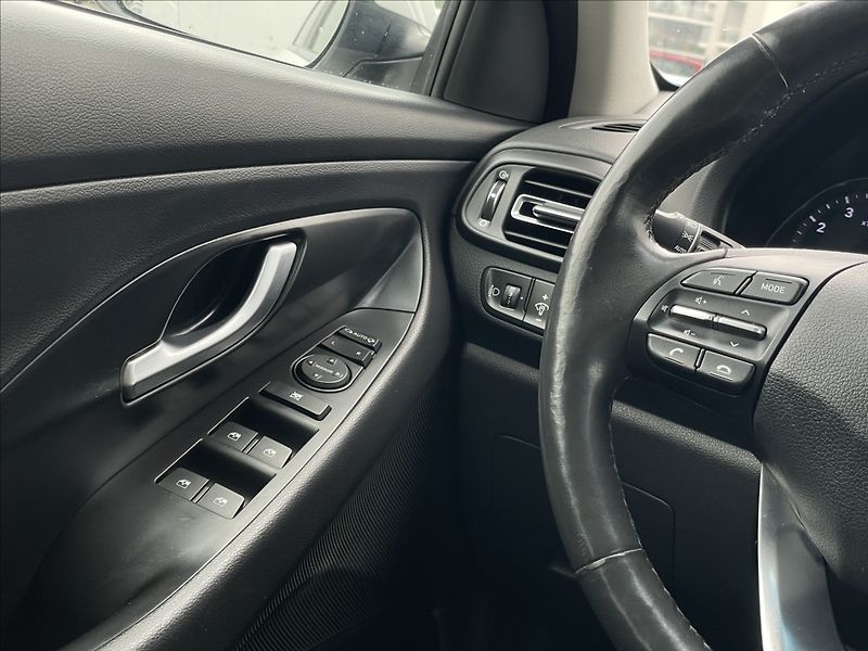 Hyundai i30 1,5 T-GDI Combi Smart PDC - fotka 13 z 23
