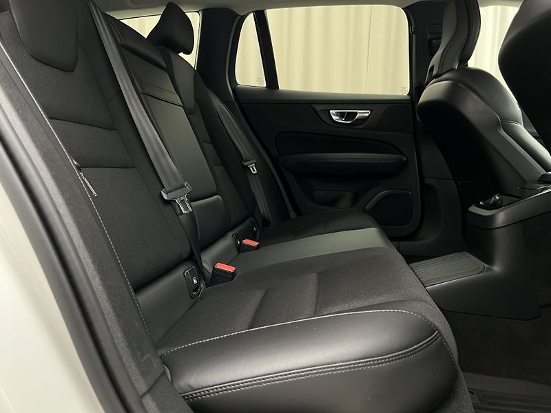 Volvo V60 T6 MOMENTUM RECHARGE AUT - fotka 21 z 44
